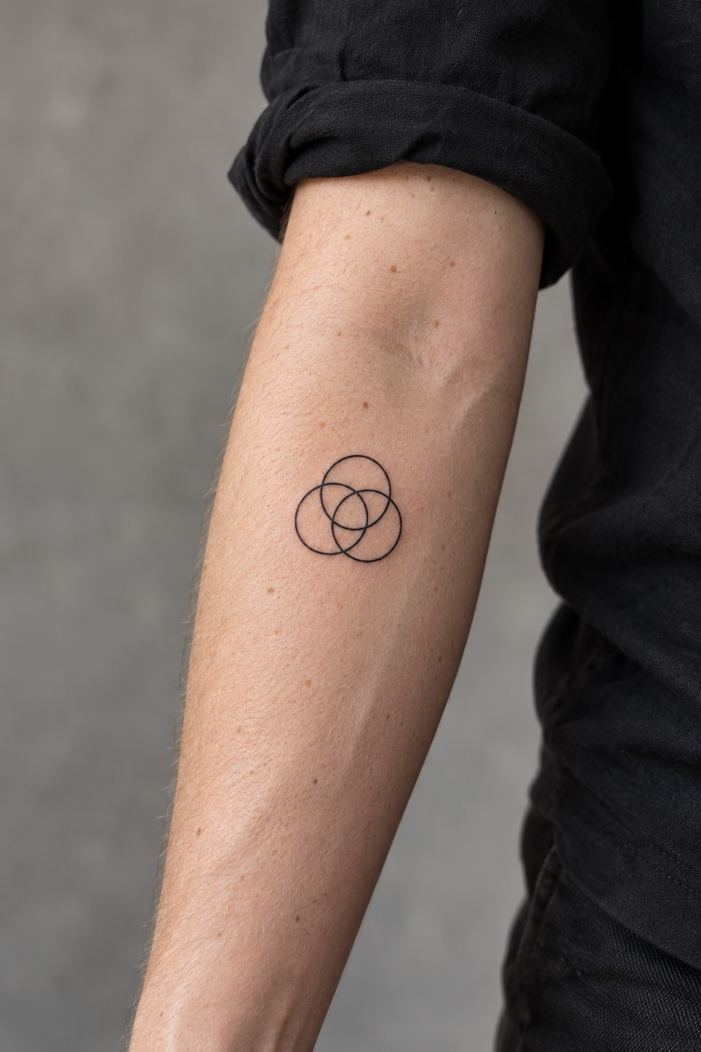 Interlocking Minimalist Circles Beginner Tattoo Idea